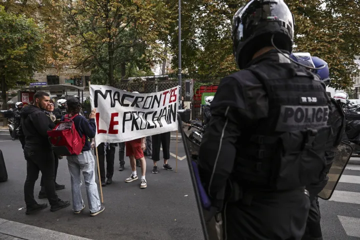epa12362938 Police officers block a group of people carrying a banner reading 'Macron, you're next' during a spontaneous rally following the rejection of the vote of confidence requested for Prime Minister François Bayou, in Montreuil, Paris, France, 08 September 2025. French Prime Minister Francois Bayrou has lost the vote of confidence after he activated Article 49.1 of the Constitution. EPA/TERESA SUAREZ