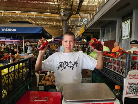 Mali poljoprivrednik: Pomažem tati na zemlji, poznaju me s tržnice i TikToka