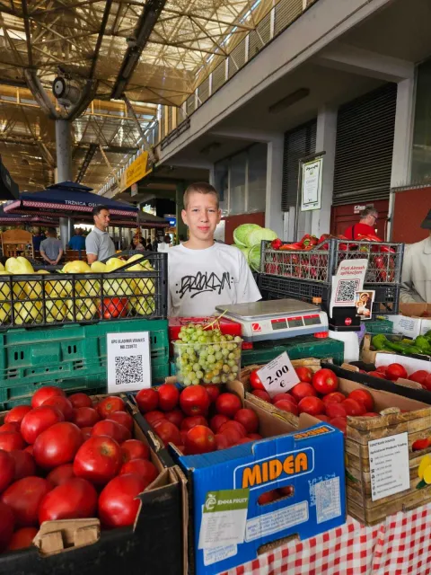 Mali poljoprivrednik: Pomažem tati na zemlji, poznaju me s tržnice i TikToka