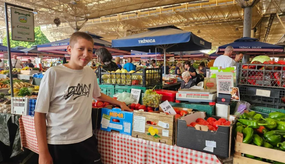 Mali poljoprivrednik: Pomažem tati na zemlji, poznaju me s tržnice i TikToka