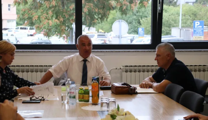 VINKOVCINa sjednici Povjerenstva za suzbijanje opojnih droga i drugih ovisnosti Vukovarsko-srijemske županije raspravljalo se o trenutačnom stanju kada je riječ o prevenciji svih vrsta ovisnosti, a posebno je naglašena pošast novog doba – ovisnost o internetu.RUJAN 2025.