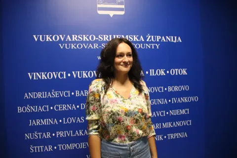 VINKOVCINa sjednici Povjerenstva za suzbijanje opojnih droga i drugih ovisnosti Vukovarsko-srijemske županije raspravljalo se o trenutačnom stanju kada je riječ o prevenciji svih vrsta ovisnosti, a posebno je naglašena pošast novog doba – ovisnost o internetu.RUJAN 2025.sihologinja i članica Povjerenstva Matea Mauer