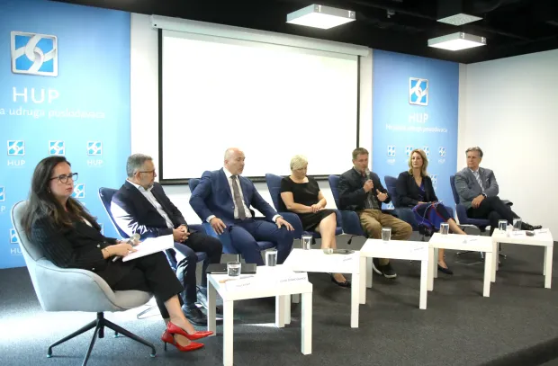 Zagreb, 11.09.2025 - U organizaciji Hrvatske udruge poslodavaca (HUP) održana je Ekonomska kava pod nazivom "Državni intervencionizam: pozitivne i negativne strane". Na fotografiji Irena Weber, Vlado Čondić Galinčić, Ante Mandić, Marijana Ivanov, Martin Evačić, Tamara Perko, Damoir Novotny.foto HINA/ Denis CERIĆ /dc