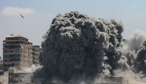 epa12366994 Missiles from Israel hit the area at the Harmony Tower in an Israeli airstrike in the west of Gaza City, Gaza Strip, 10 September 2025. EPA/MOHAMMED SABER