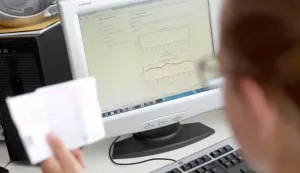 03.08.2016., Zagreb - Racune za neke od usluga Zagrebackog Holdinga moguce je platiti i putem interneta, tj. aplikacijom pomocu kojih se mogu dojavljivati stanja brojila te tako platiti stvarnu potrosnju vode, struje ili plina.  Photo: Borna Filic/PIXSELL------3xcolor osijek