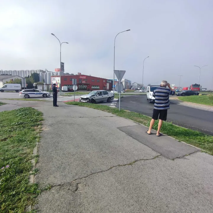 Sudar u kružnom toku na Čepinskoj u Osijeku