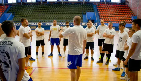 Osijek, 04. 08. 2025., Prozivka rukometa&scaron;i RK Osijek, rukomet; rukometa&scaron;; rukometa&scaron;i, rukometni klub; prozivka; Dvorana Zrinjevac; Frano VerajaSNIMILA: LAURA BUNJEVAC