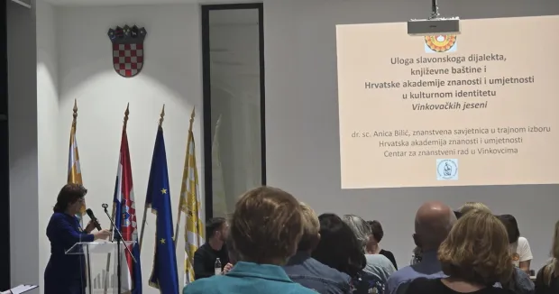 Sinoćnji okrugli stol Retrospektiva i perspektiva Vinkovačkih jeseni povodom 60. obljetnice održavanja ove manifestacije bila je idealna prigoda da se zaokruži 60 godina održavanja Vinkovačkih jeseni.