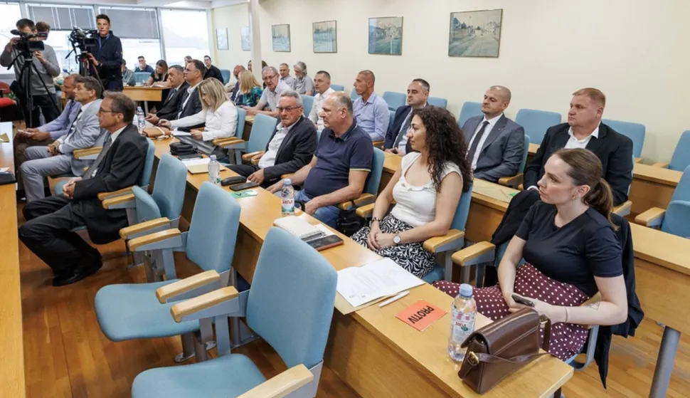 Gradsko vijeće Vukovara o dizanju kredita i plaćanju vrtića. Obje točke smještene na kraj dnevnoga reda