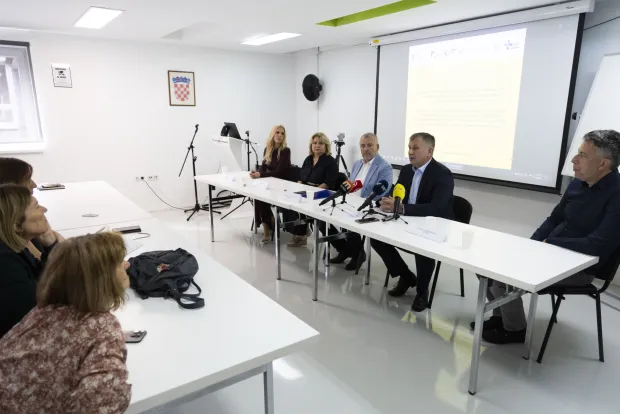Zagreb, 09.09.2025 - Služba za mentalno zdravlje u suradnji s Centrom za zdravlje mladih održalo je konferenciju za medije posvećenu Svjetskom danu prevencije samoubojstava. Na fotografiji Ella Selak Bagarić, Danijela Stimac Grbić, Krunoslav Capak,Dragan Josipović, Marijan Pavlić. foto HINA/ Daniel KASAP/ dk