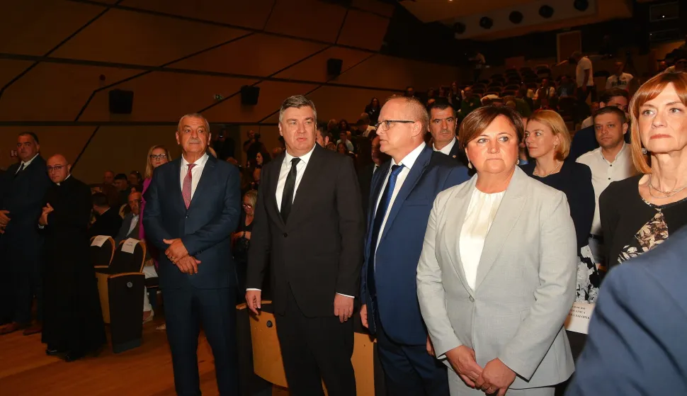 Ogulin, 12.09. 2025.- Predsjednik RH Zoran Milanović posjetio je danas Ogulin, gdje je prisustvovao svečanoj sjednici Gradskog vijeća Ogulina povodm obilježavanja 525. rođendana Ogulina. Dočekali su ga ogulinski gradonačelnik Dalibor Domitrović, njegov zamjenik Neven Vujnović i predsjednik Gradskog vijeća Marinko Herman. foto HINA/ Mladen VOLARIĆ/ tm