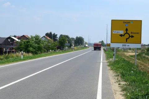 petrijevci, 29 lipnja 2020, 12.00 sati - koronavirus, covid 19, svečanost puštanja u promet obilaznice mjesta Petrijevci na državnoj cesti D 34 sufinancirane sredstvima EU fonda za regionalni razvoj. župan obž ivan anušić, ministar regionalnog razvoja i fondova EU Marko Pavić.novinar dario kuštrosnimio zdenko pušić