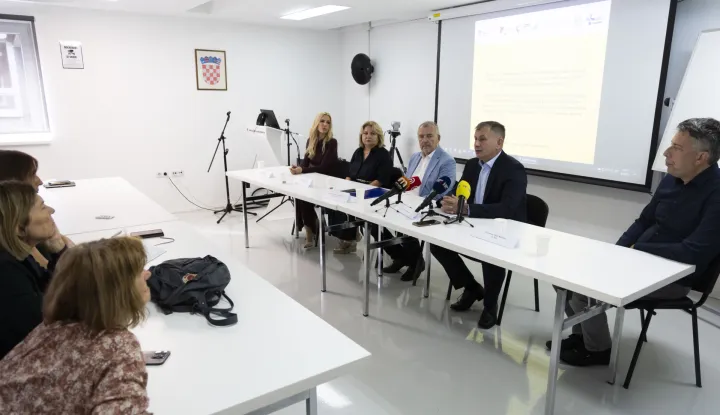 Zagreb, 09.09.2025 - Služba za mentalno zdravlje u suradnji s Centrom za zdravlje mladih održalo je konferenciju za medije posvećenu Svjetskom danu prevencije samoubojstava. Na fotografiji Ella Selak Bagarić, Danijela Stimac Grbić, Krunoslav Capak,Dragan Josipović, Marijan Pavlić. foto HINA/ Daniel KASAP/ dk