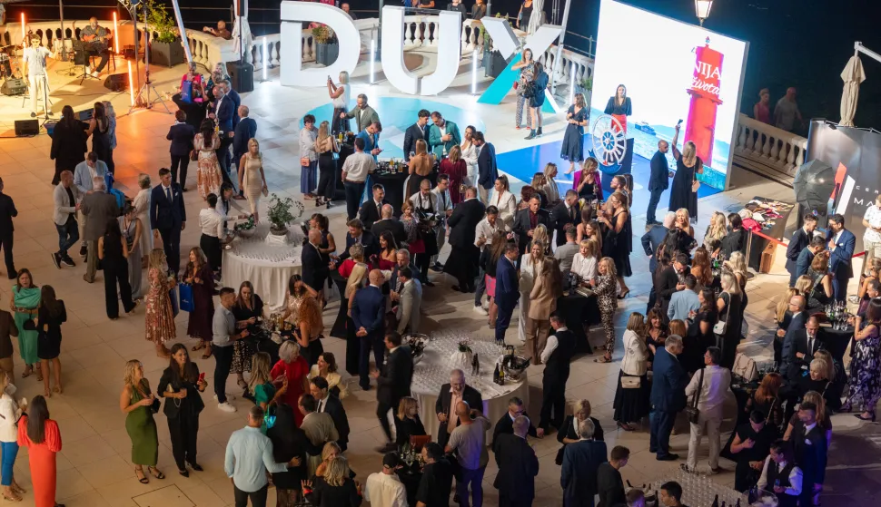 OPATIJA 12.09.2025. Bilanca uspjeha, druzenje na terasi Hotela Kvarner, fotografiranje na photo wallu, koncert Martina Kosovca. Na fotografiji: Snimila: Ana Križanec