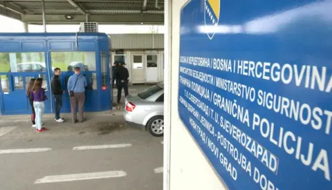 17.04.2015., Hrvatska Kostajnica - Granicni prijelaz u Hrvatskoj Kostajnici. Zbog nedostatka zemljista na bosanskohercegovackoj strani granice, policija i carinska sluzba BiH smjesteni su na hrvatskom teritoriju. Kako su cijene benzina, kucnih potrepstina te hrane osjetno nize u Bosanskoj Kostajnici, veliki broj gradjana iz Hrvatske Kostajnice, Siska i Petrinje odlazi u dnevnu nabavu i kupnju na bosansku stranu. Najvise se kupuju cigarete, te alkoholna pica, pivo a nemali broj gradjana kupuje i kruh cija je cijena oko 3 kune. Gajba piva krece se izmedju sezdeset i osamdeset kuna, a kako navode mjestani i ono malo mladih koje je ostalo na hrvatskoj strani svoje vecernje izlaske provode na bosankoj strani u njihovim klubovima i kaficima. Photo: Robert Anic/PIXSELL------kolor 2x noosti