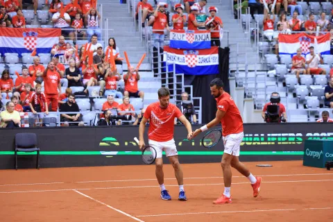 Osijek, 13.9.2025.- Drugi dan Davis Cup susreta izme?u teniskih reprezentacija Hrvatske i Francuske u dvorani Gradski vrt. Na slici Mate Pavi? i Nikola Mekti?. foto HINA/ ua