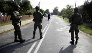 Soldiers patrol the street after a drone or similar object struck a residential building according to local authorities, following violations of Polish airspace during a Russian attack on Ukraine, in Wyryki municipality, Poland September 10, 2025. Agencja Wyborcza.pl/Jakub Orzechowski/via REUTERS ATTENTION EDITORS - THIS IMAGE WAS PROVIDED BY A THIRD PARTY. POLAND OUT. NO COMMERCIAL OR EDITORIAL SALES IN POLAND. Photo: Jakub Orzechowski/Agencja Wybo/REUTERS