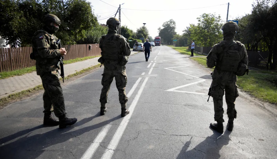 Soldiers patrol the street after a drone or similar object struck a residential building according to local authorities, following violations of Polish airspace during a Russian attack on Ukraine, in Wyryki municipality, Poland September 10, 2025. Agencja Wyborcza.pl/Jakub Orzechowski/via REUTERS ATTENTION EDITORS - THIS IMAGE WAS PROVIDED BY A THIRD PARTY. POLAND OUT. NO COMMERCIAL OR EDITORIAL SALES IN POLAND. Photo: Jakub Orzechowski/Agencja Wybo/REUTERS