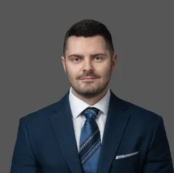 Za Glas Slavonije piše doc. dr. sc. Tomislav Nedić, sunositelj predmeta Medicinsko pravo na Pravnom fakultetu Osijek, član Upravnog odbora Hrvatskog filozofskog društva, Nadzornog odbora Hrvatskog bioetičkog društva te voditelj i inicijator Sekcije za filozofiju prava Hrvatskog filozofskog društva.