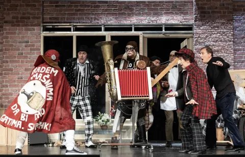 Zagreb, 14.09.2025 - Kultni strip Alan Ford, koji je obilježio mladost i humor generacija, uskoro će premijerno zaživjeti na sceni Satiričkog kazališta Kerempuh u režiji Marija Kovača poznatog po strasti prema pop-kulturi i stripovskoj estetici, kojemu je, kako sam ističe, ova predstava bila davna želja. Na slici scena sa kostimirane probe predstave "Alan Ford", Filip Detelić (Superhik), Tarik Filipović (Sir Oliver), Domagoj Ivanković (Grunf), Hrvoje Kečkeš (Debeli šef), Borko Perić (Jeremija), Matija Šakoronja (Bob Rock), Luka Petrušić (Alan Ford).foto HINA/ Damir SENČAR/ ds