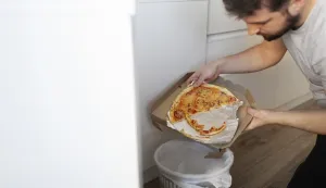 bacanje hrane otpad smeće ilustracija freepik