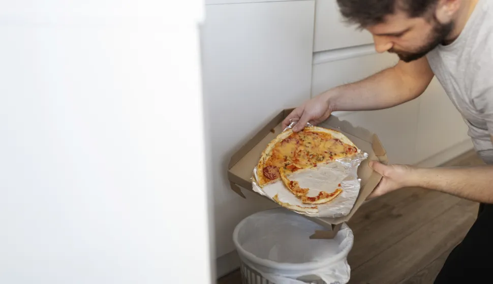 bacanje hrane otpad smeće ilustracija freepik