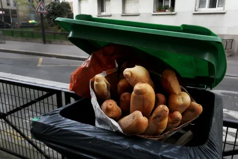Confined Parisians Living In Coronavirus Time On the 18th March, France announced a lock-down in all France. A restaurant in Paris had to throw all his bread baguettes out due to the coronavirus outbreak in Paris, after the announcement by French President Emmanuel Macron of the strict home confinement rules of the French due to an outbreak of coronavirus pandemic (COVID-19) on March 18, 2020 in Paris, France. the French will have to stay at home, France has closed down all schools, theatres, cinemas and a range of shops, with only those selling food and other essential items allowed to remain open. under penalty of sanctions, prohibiting all but essential outings in a bid to curb the coronavirus spread. The government has said tens of thousands of police will be patrolling streets and issuing fines of 135 euros ($150) for people without a written declaration justifying their reasons for being out. Paris, France, 18 March 2020. Photo by Alfred Yaghobzadeh/ABACAPRESS.COM Yaghobzadeh Alfred/ABACA /PIXSELL