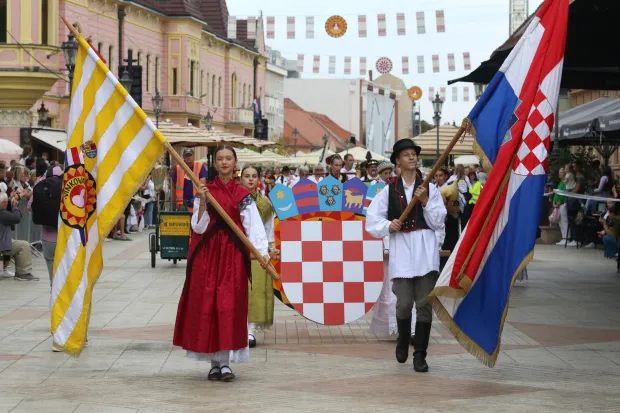 Vinkovci, 14. 09. 2025, 60. Vinkovačke jeseni. Dječji mimohod 2025. Mimohod dječjih folklornih skupina.snimio GOJKO MITIĆ