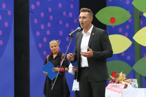 Vinkovci, 14. 09. 2025, 60. Vinkovačke jeseni. Dječji mimohod 2025. Mimohod dječjih folklornih skupina. Gradonačelnik Vinkovaca, Josip Romić.snimio GOJKO MITIĆ