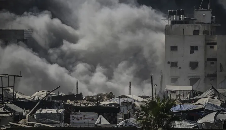 epa12375529 Smoke rises at Al Kawthar tower following an Israeli airstrike on Gaza City, Gaza Strip, 14 September 2025. Israeli forces are increasing their assault on Gaza City with a wave of heavy air strikes in recent days, in an escalation from previous military operations triggering a surge in civilian displacement. EPA/MOHAMMED SABER