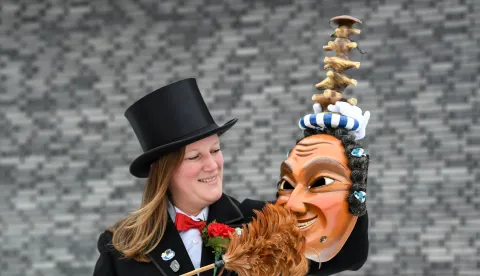 06 January 2019, Baden-Wuerttemberg, Villingen-Schwenningen: Bärbel Noel from the Schwenningen Fools' Guild dust off the Scheme (carnival mask) of the fools' figure "Schwenninger Hölzlekönig". The dusters wear tail coats and bow ties. With the dusting off of the schemata on Epiphany Day, carnival begins in Baden-Württemberg. (to dpa: "Beginning of the Swabian-Alemannic Fastnacht with the "Häsabstauben" from 06.01.2019) Photo: Patrick Seeger/dpa /DPA/PIXSELL