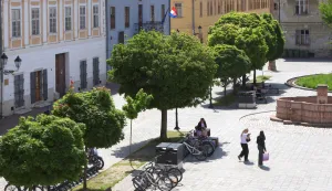 Osijek, 30. 04. 2025., Tvrđa, Trg sv. Trojstva, studenti, učenici, ljudi, šetnja, toplo vrijeme, sunčano, slobodnjak, slobodnjaciSNIMIO BRUNO JOBST