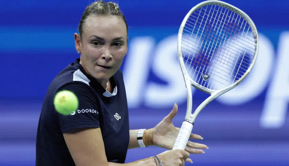 epa12332250 Donna Vekic of Croatia in action against Coco Gauff of United States during the second round of the US Open Tennis Championships at the USTA Billie Jean King National Tennis Center in Flushing Meadows, New York, USA, 28 August 2025. The US Open tournament runs from 24 August through 07 September. EPA/CRISTOBAL HERRERA ULASHKEVICH
