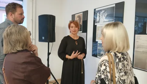 ĐAKOVOĐakovčanke brojnih generacija prepoznale su se na fotografijama u boji, ali i onima crno-bijelima, od kojih su najstarije jo&scaron; iz 1942., a koje je iz brojnih privatnih i drugih fotoalbuma, među kojima i arhive Foto-kino kluba Đakovo, prikupila Tihana Namjestnik Skender i objedinila izložbom "Đakovački plesni vremeplov".rujan 2025.