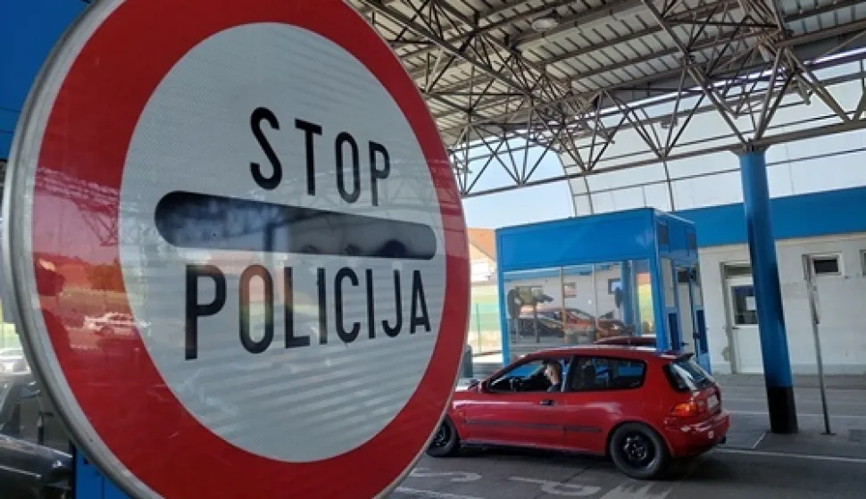  U putovnicu umetnuo stranicu za otiskivanje graničnog štambilja, granica, granicni prijelaz, ilustracija