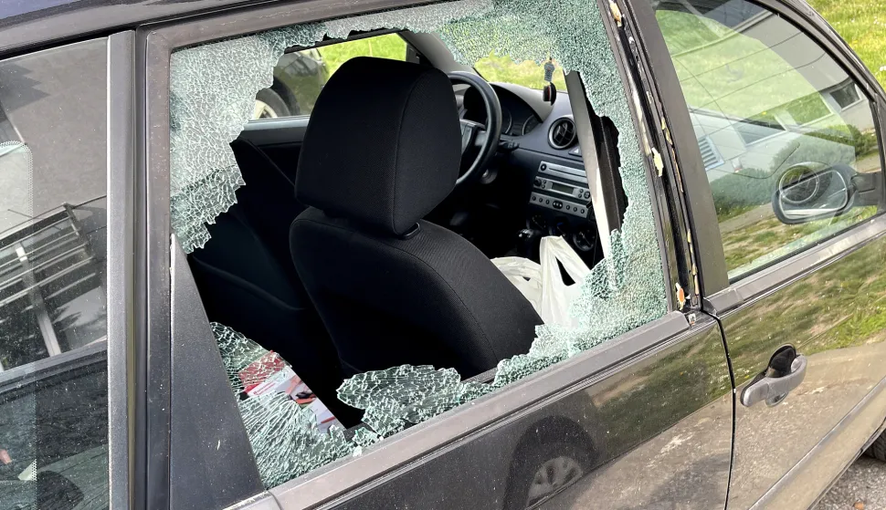 Tijekom vikenda provaljeno u više automobila, lopovi nepoznati