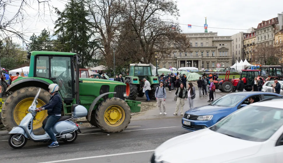 Beograd, 14.03.2025. - Veliki prosvjed u Beogradu 15. ožujka, na koji su građane cijele zemlje pozvali studenti, vlast na različite načine pokušava opstruirati, istodobno optužujući za urotu kojom se, navodno, želi izazvati građanski rat i svrgnuti predsjednika države Aleksandra Vučića. Traktori pristaša vladajućeg SNS-a raspoređeni ispred ureda srbijanskog predjsednika i Skupštine Srbije gdje je u subotu za 16 sati zakazan veliki prosvjed na koji su pozvali studenti. Na fotografiji traktori ispred sjedišta predsjednika Srbije i državnog parlamenta uoči prosvjeda 15. ožujka. foto HINA/ FoNet/ Milica VUČKOVIĆ/ ml