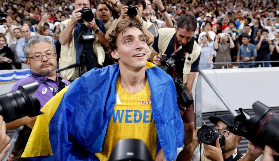 epa12380215 Armand Duplantis of Sweden celebrates after winning the Men's Pole Vault final at the World Athletics Championships 2025 in Tokyo, Japan, 15 September 2025. EPA/MAST IRHAM