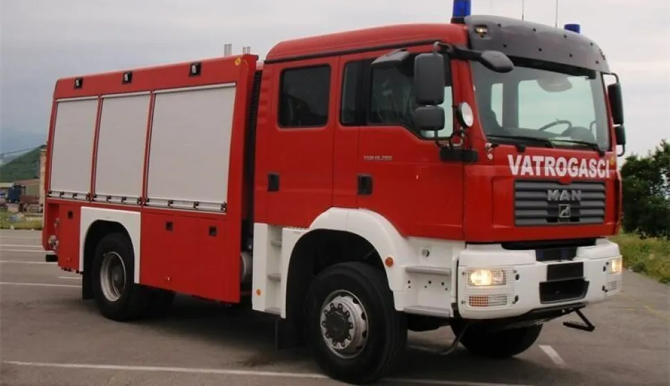 U požaru u Slavonskom Brodu smrtno stradao 100-godišnjak, vatrogasci, ilustracija