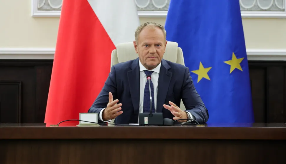 epa12366540 Prime Minister Donald Tusk speaks during an extraordinary government meeting at the Chancellery of the Prime Minister in Warsaw, Poland, 10 September 2025, held in connection with the nighttime violation of Polish airspace by Russian drones. EPA/Szymon Pulcyn POLAND OUT