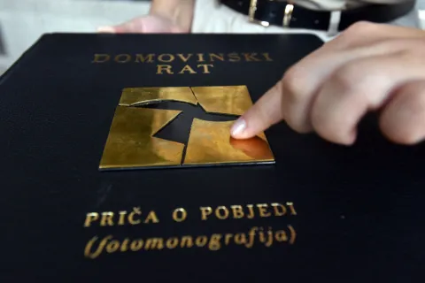 Fotomonografija o nevidljivoj vojsci koja je sve patnje i herojske bitke učinila vidljivima