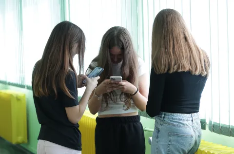 Kako spriječiti zloporabu pametnih telefona na nastavi? Ravnatelji rezolutni: Upotrebu mobitela ograničiti!