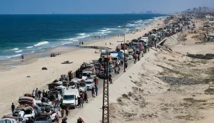 Displaced Palestinians, fleeing northern Gaza due to an Israeli military operation, move southward after Israeli forces ordered residents of Gaza City to evacuate to the south, in the central Gaza Strip September 16, 2025. REUTERS/Mahmoud Issa Photo: MAHMOUD ISSA/REUTERS