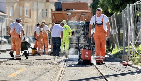 Osijek, 02. 09. 2025., Strossmayerova ulica; asfaltiranje; radovi; ulice; ceste; kolnik; obnova; nogostup; parkirali&scaron;ta, radniciSNIMIO BRUNO JOBST