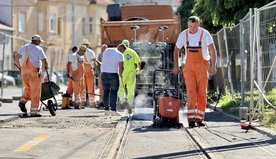 Osijek, 02. 09. 2025., Strossmayerova ulica; asfaltiranje; radovi; ulice; ceste; kolnik; obnova; nogostup; parkirali&scaron;ta, radniciSNIMIO BRUNO JOBST