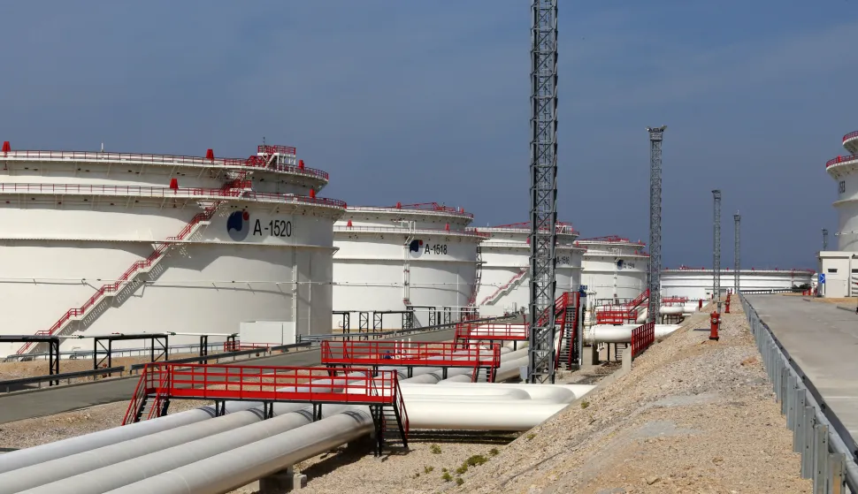 U Omišlju svečano otvoreni novi pogoni JANAF-a 02.04.2019., Omisalj - Ministar drzavne imovine Goran Maric i predsjednik uprave JANAF Dragan Kovacevic otvorili su nove pogone na JANAF-ovom terminalu u Omislju. Nazocili si zupan Zlatko Komadina i nacelnica opcine Omisalj Mirela Ahmetovic, uz mnogobrojne druge uzvanike.rPhoto:Goran Kovacic/PIXSELL 