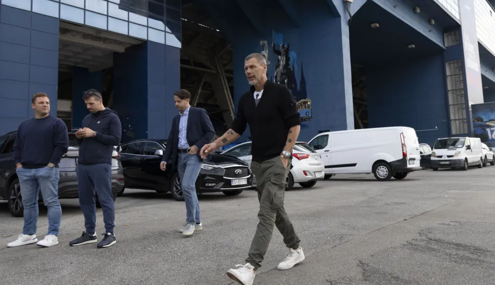 Zagreb, 13.09.2025 - Kandidati izborne liste "Dinamovo proljeće" okupili se i zajedno iza&scaron;li na članske izbore u GNK Dinamo na biračkom mjestu na stadionu Maksimir. Kandidate "Dinamovog proljeća" predvodili su nositelj liste i kandidat za Predsjednika GNK Dinamo Zvonimir Boban. foto HINA/ Daniel KASAP/ dk