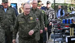 epa12382936 Russian President Vladimir Putin, accompanied by Deputy Defence Minister Yunus-Bek Yevkurov (L) and Defense Minister Andrei Belousov (R), inspects Russian weapons and equipment during the Russian-Belarusian joint military drills 'Zapad 2025' (West 2025) at the Mulino training ground, Nizhny Novgorod region, Russia, 16 September 2025. EPA/SERGEY BOBYLEV/SPUTNIK/KREMLIN POOL MANDATORY CREDIT