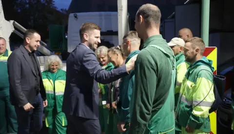 Osijek, 17. 09. 2025., Ružina ulica 11a, UNIKOM d.o.o., posjet gradonačelnika, djelatnici, vozila za prikupljanje otpada, otpad, smeće, odvajanje smeća, nova vozila, kamion, kamioni, Ivan RadićSNIMIO BRUNO JOBST