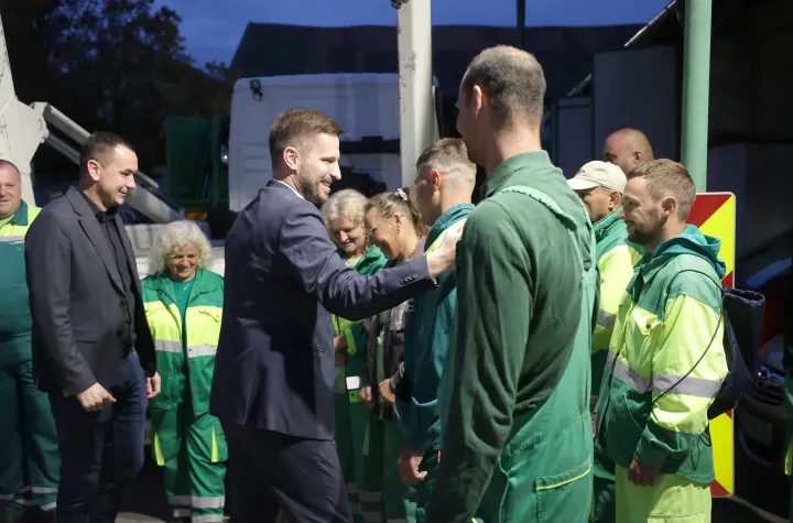 Osijek, 17. 09. 2025., Ružina ulica 11a, UNIKOM d.o.o., posjet gradonačelnika, djelatnici, vozila za prikupljanje otpada, otpad, smeće, odvajanje smeća, nova vozila, kamion, kamioni, Ivan RadićSNIMIO BRUNO JOBST